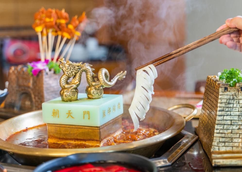 朝天門火鍋人氣如何？排隊(duì)場面堪比“春運(yùn)”！